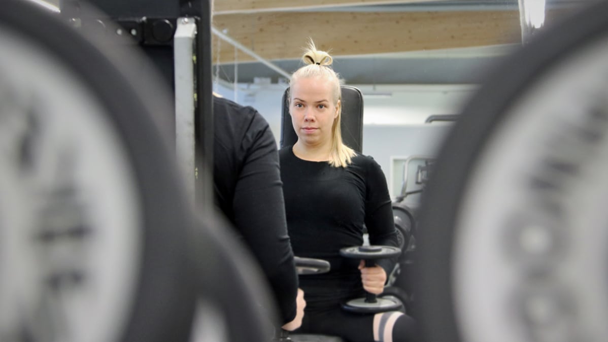Sanni Hautakoski treenaa käsipainoilla