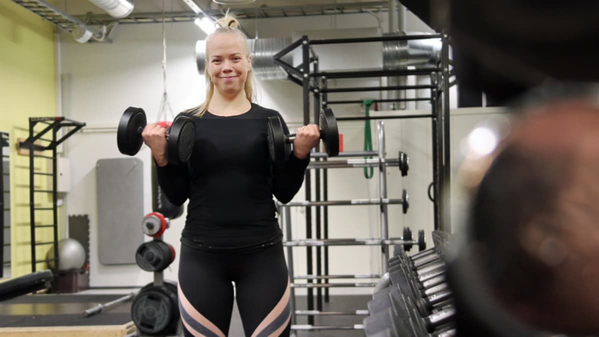 Sanni Hautakoski treenaa käsipainoilla