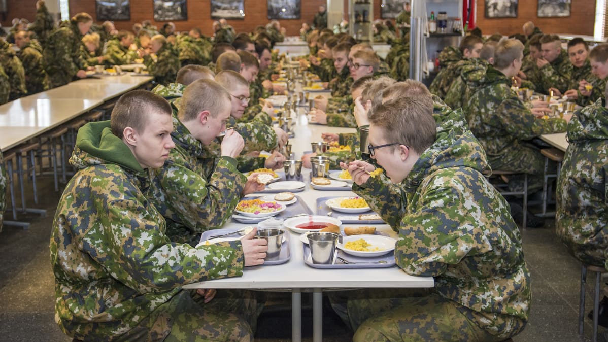 Varusmiehiä syömässä
