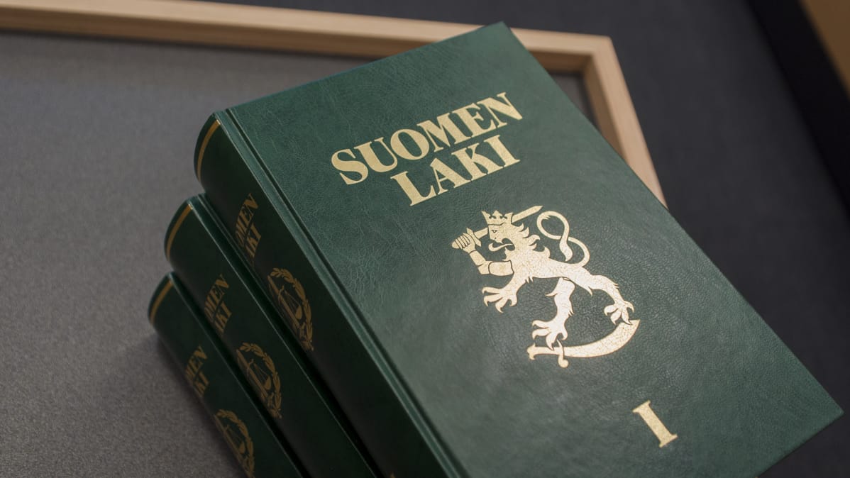 Päijät-Hämeen käräjäoikeuden kirjaston lakikirjat istuntosalissa.