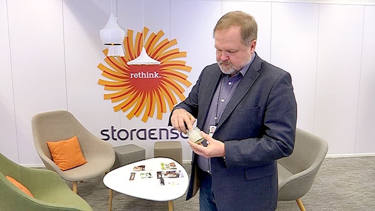 Stora Enson Jukka Kankkunen esittelee mikrokuitusellua.