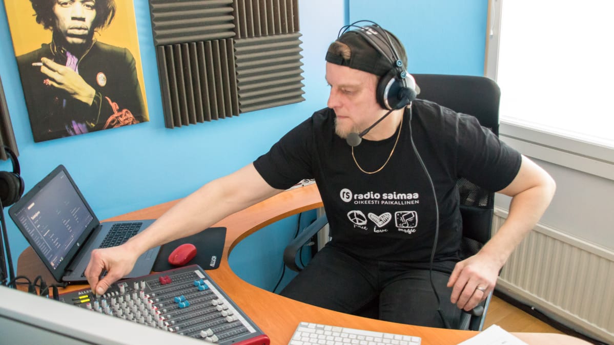 Lasse Hyytinen juontamassa Radio Saimaan lähetystä