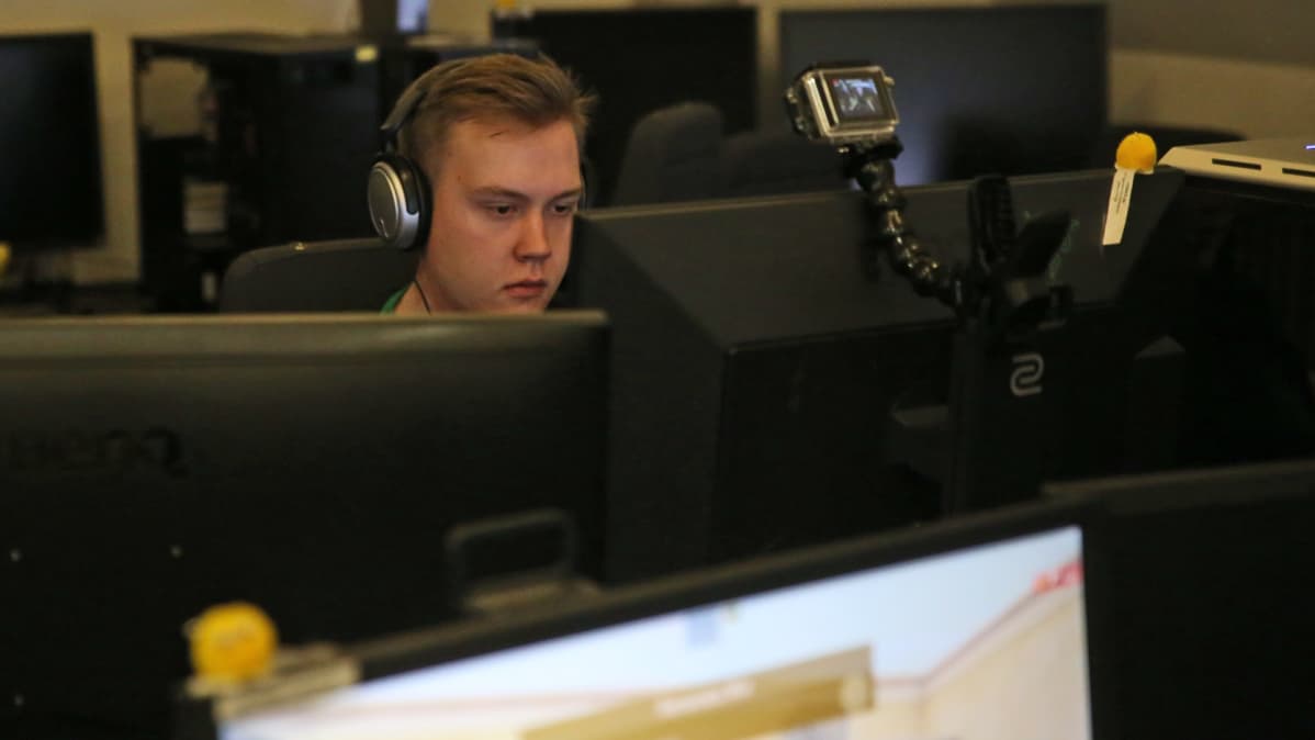 Samu "uli" Leirilaakso pelaamassa Counterstrikea