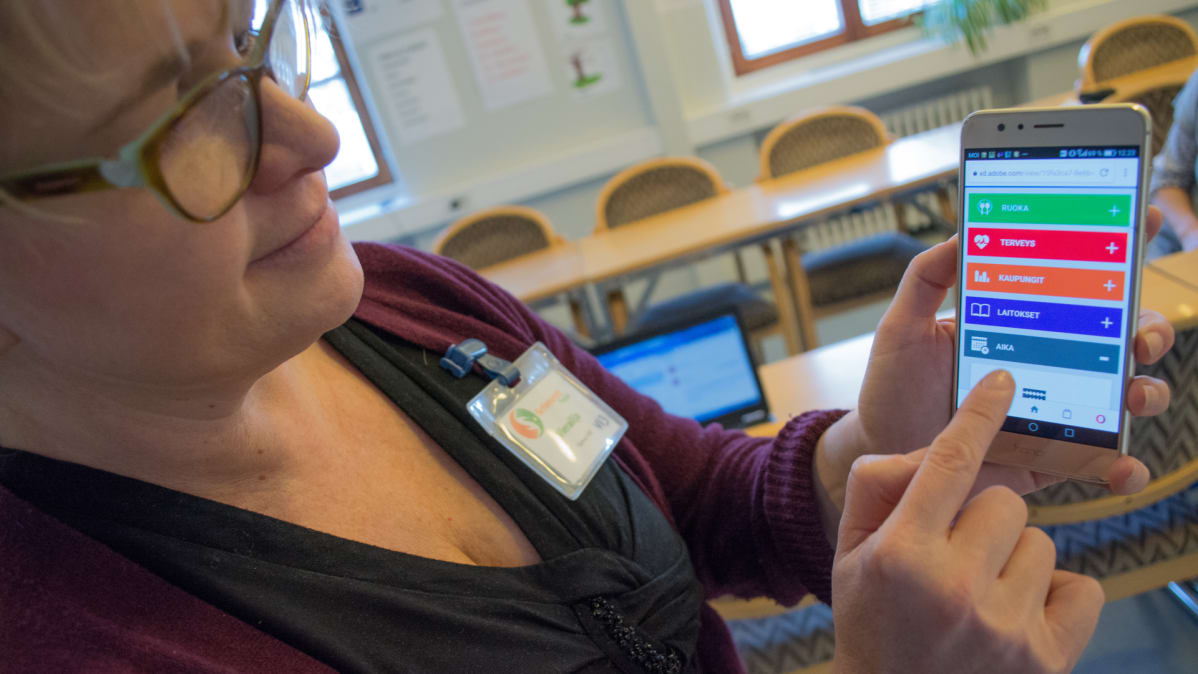 Kuvako-hankkeen projektipäällikkö Marja Eskel esittelee testattavana olevaa mobiilisovellusta.