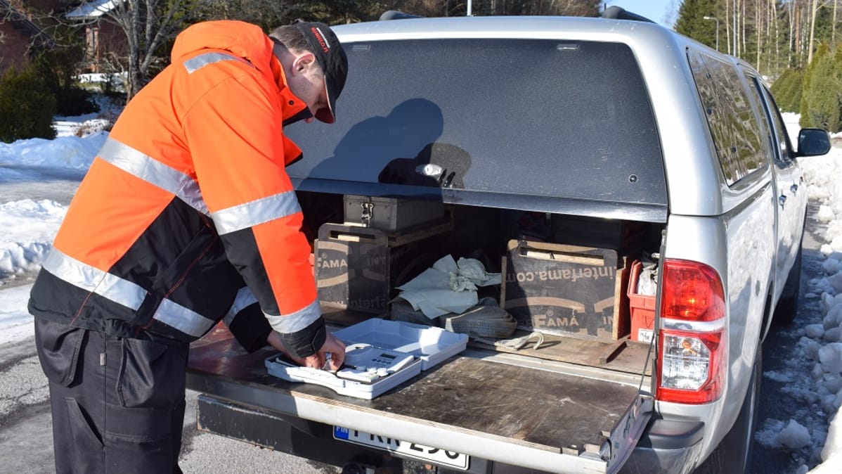 Työpäällikkö Seppo Karjalainen analysoi Nousiaisten Miekkavuorentiellä otettua vesinäytettä keskiviikkona.