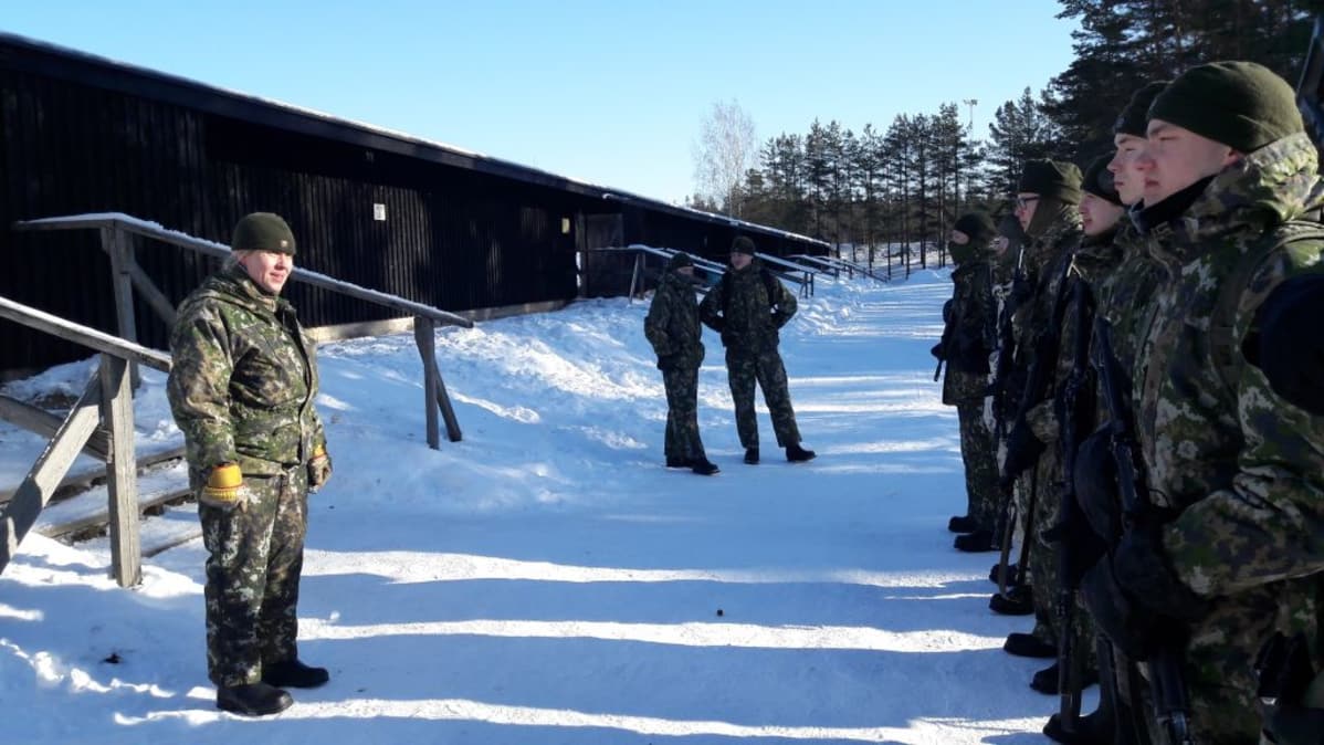 Kapteeni Hanna Lehtinen tarkistaa joukkoja Porin rrikaatissa