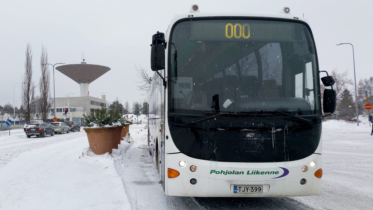 Bussi Karhulan linja-autoasemalla ja taustalla Karhulan vesitorni