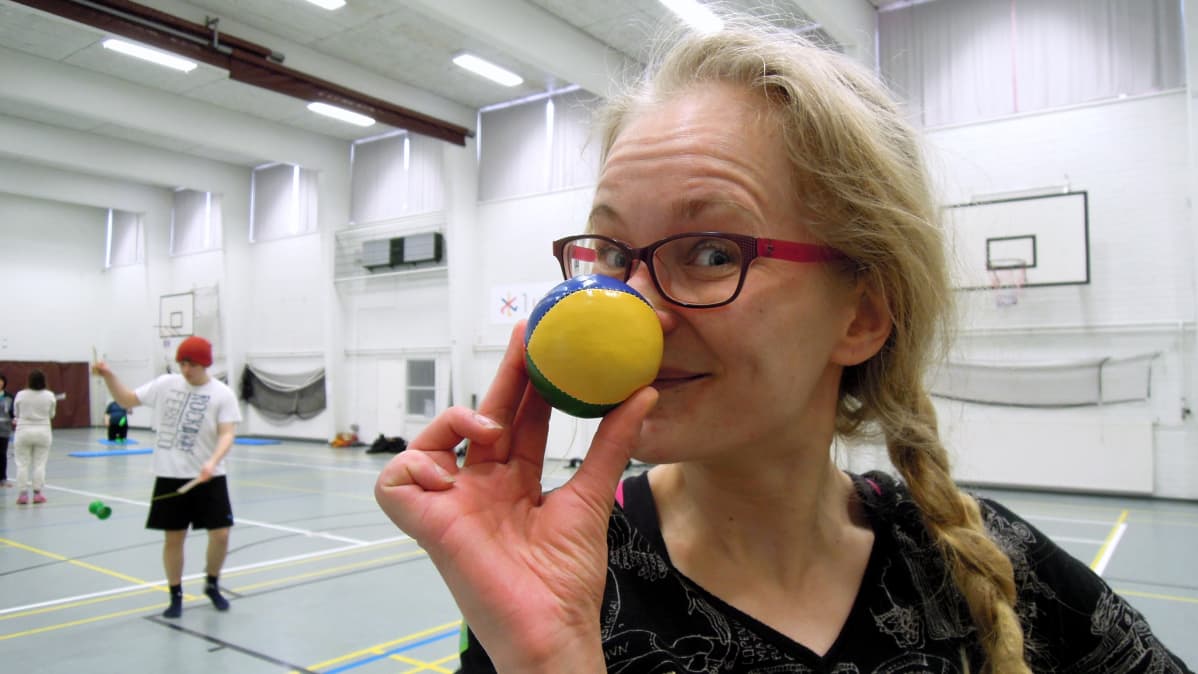 Luksian sirkuskurssin vetäjä Anna Saarelainen, taustalla Tuomas Nuutinen diabolon kanssa.