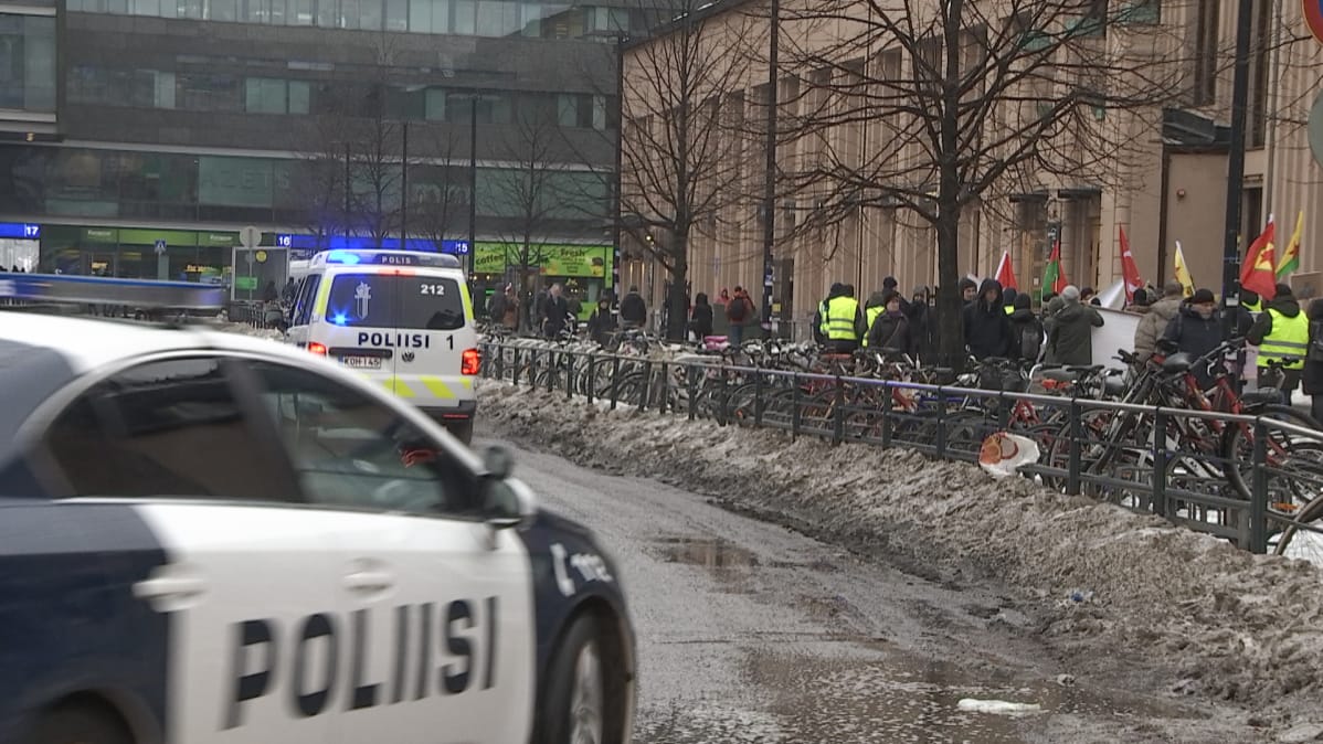Kurdien mielenosoitus Helsingissä.