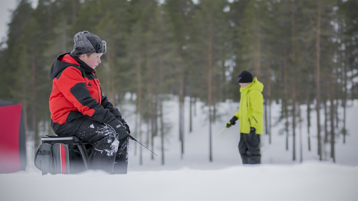 Kaksi poikaa pilkillä.