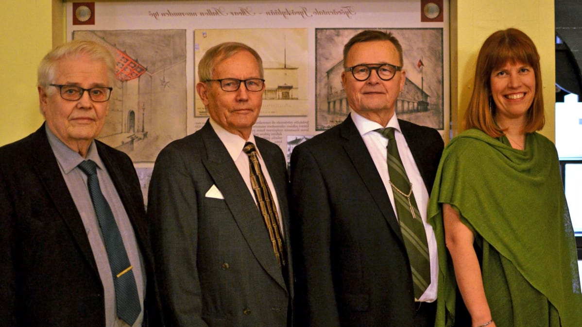 Vox Aurean 50 vuoteen mahtuu vain neljä kuoronjohtajaa: Torsten Lindfros, Kari Ala-Pöllänen, Pekka Kostiainen ja Sanna Salminen.