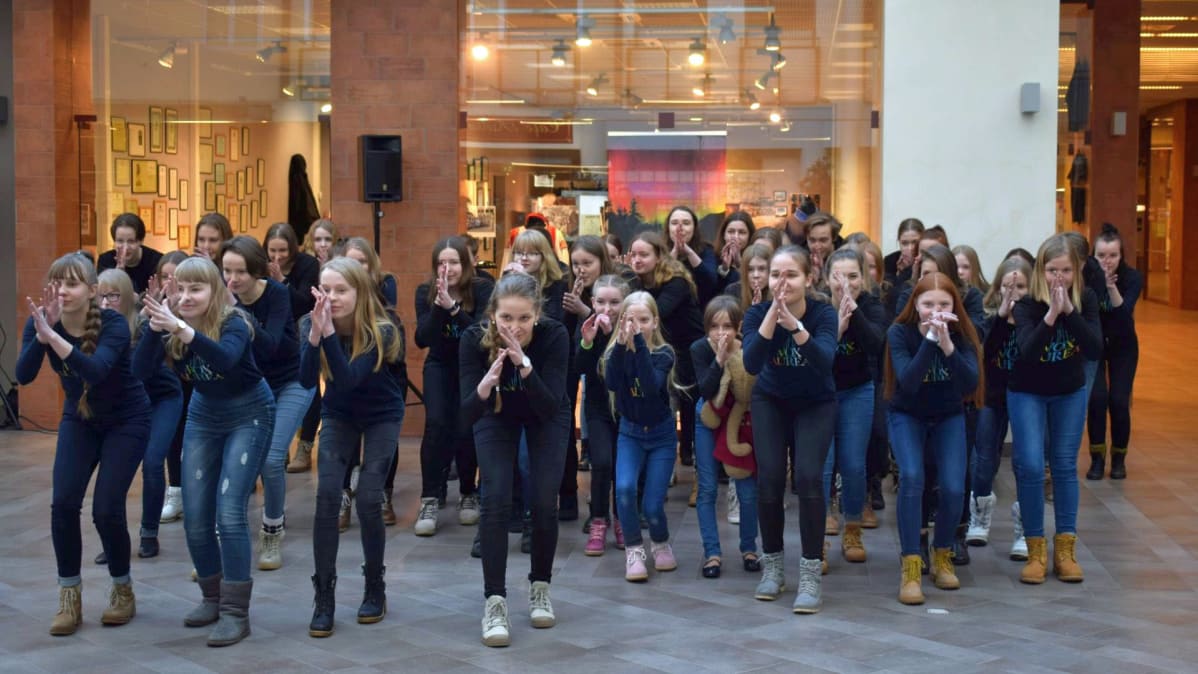 Suuressa kuorossa lasten ja nuorten sosiaaliset taidot kohenevat laulamisen ohessa.