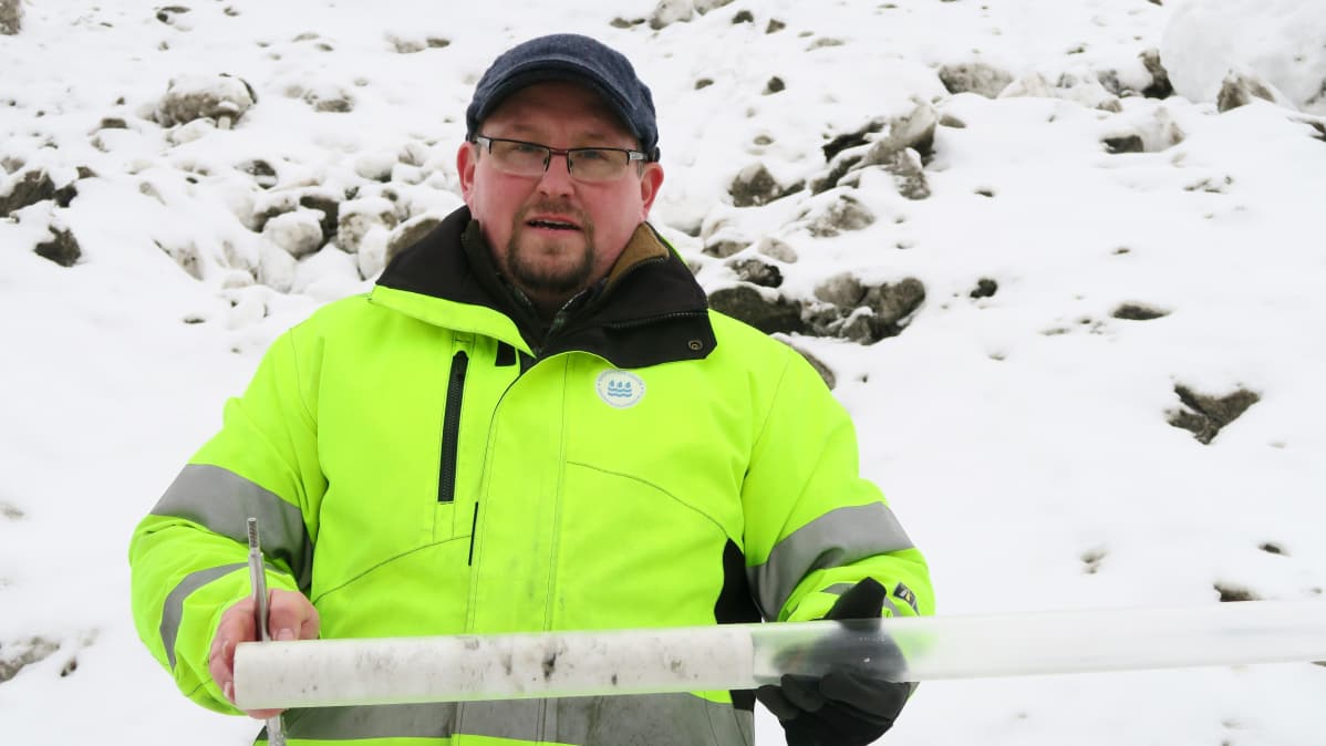 Luminen näytteenottoputki Esa Hellin kädessä