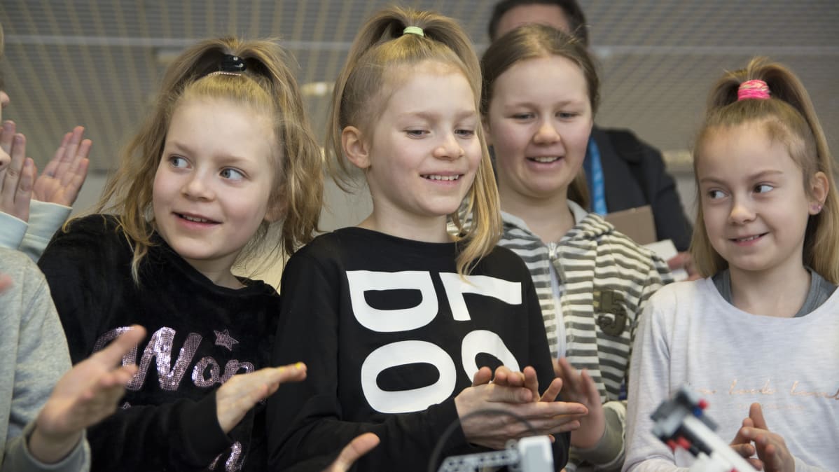 Lapsia robotiikkamessuilla.