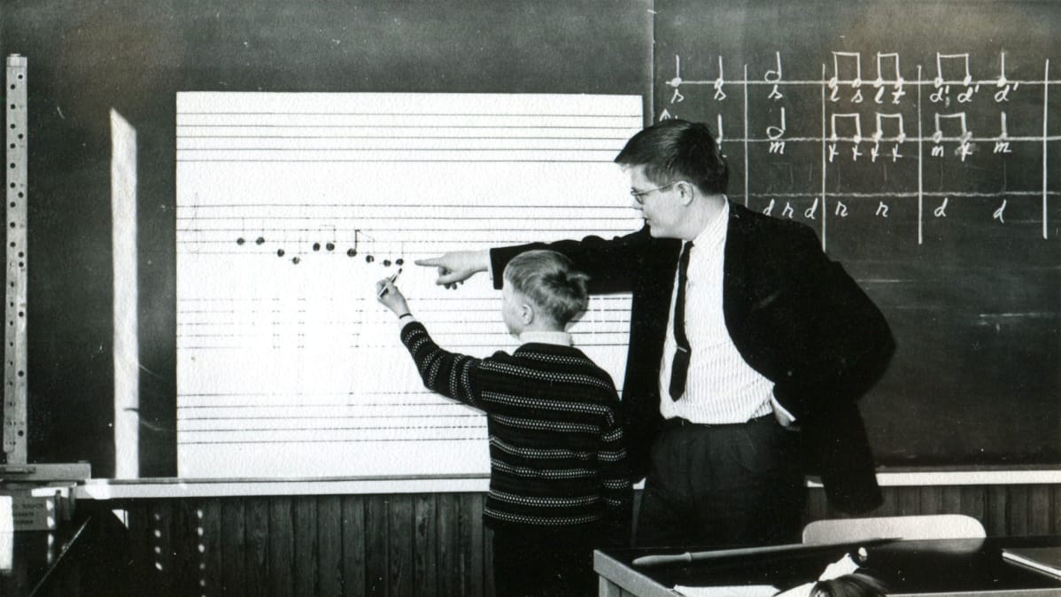 Musikkiluokkien perustaja Torsten Lindfors opettaa Juha Johanssonille nuottien saloja vuonna 1967.