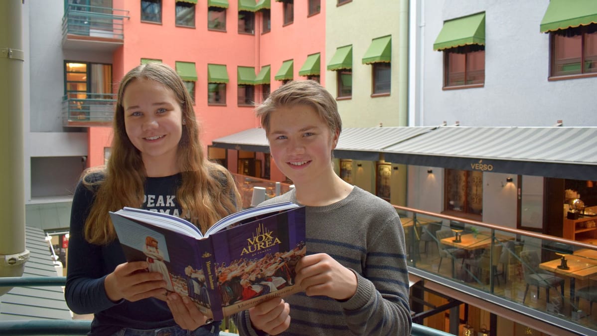 Emma Mangeloja ja Konsta Litmanen edustavat 50-vuotiaan Vox Aurean nykypolvea.