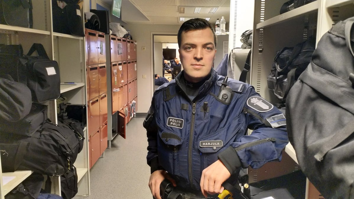 Jussi Harjula poliisinpuvussa.
