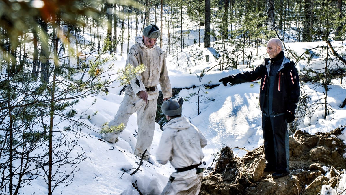 Kuva Tuntematon sotilas -elokuvan testikuvauksista huhtikuulta 2016. Ohjaaja Aku Louhimiehen (oik.) opastaa näyttelijöitä.