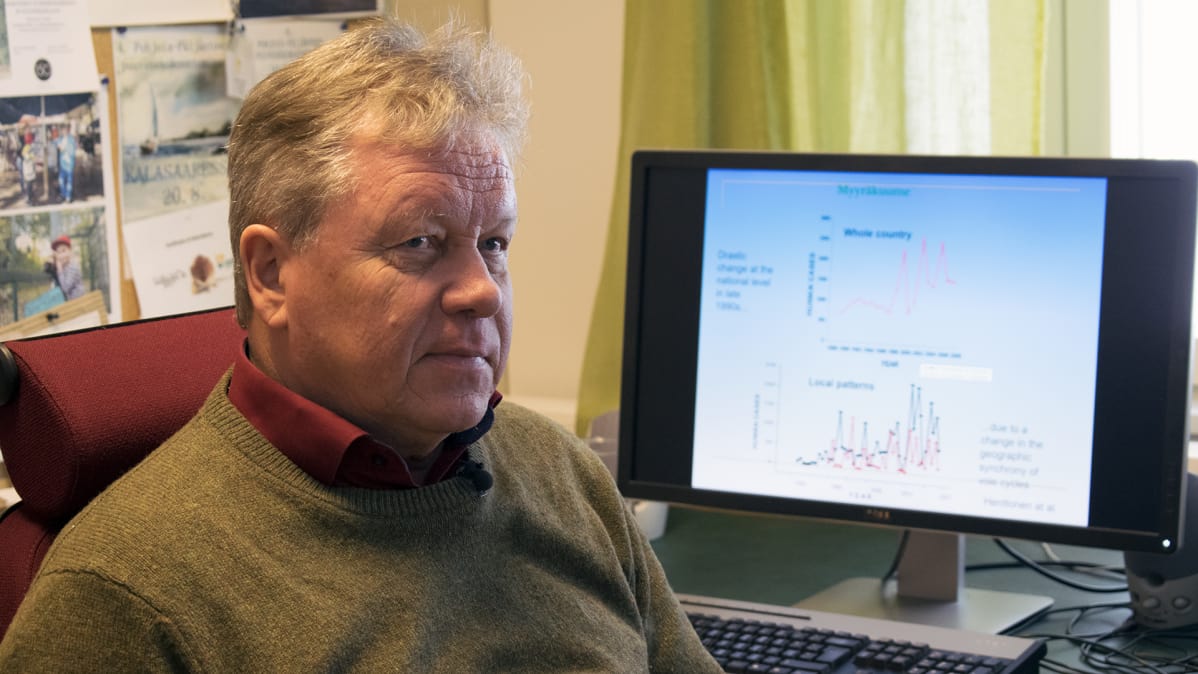 Professori Hannu Ylönen Istuu työpöytänsä ääressä.