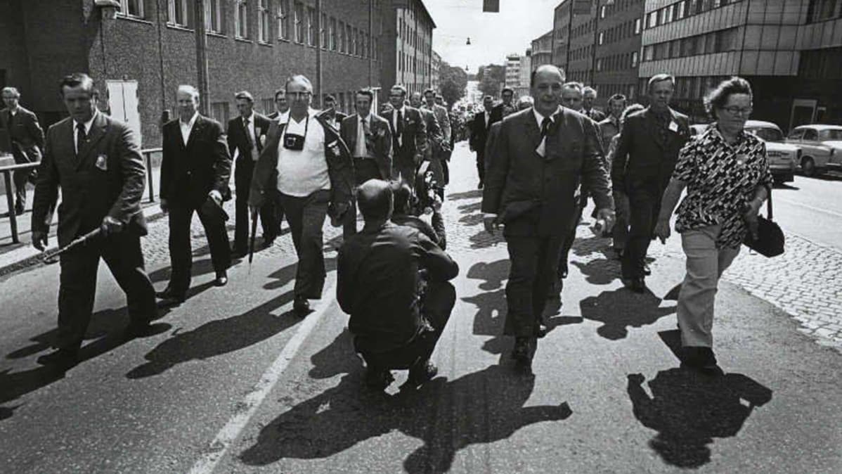 SMP:n puoluekokous 1974. Veikko Vennamo marssii kulkueessa.