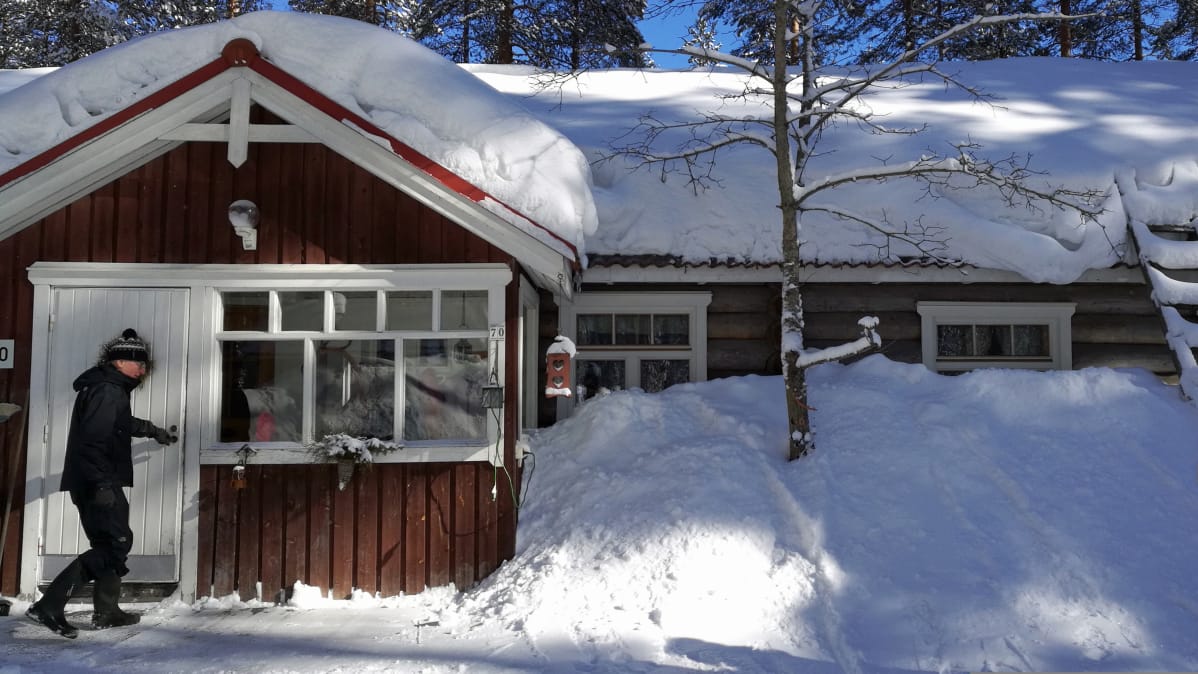 Rauno Ratilainen menossa taloon.