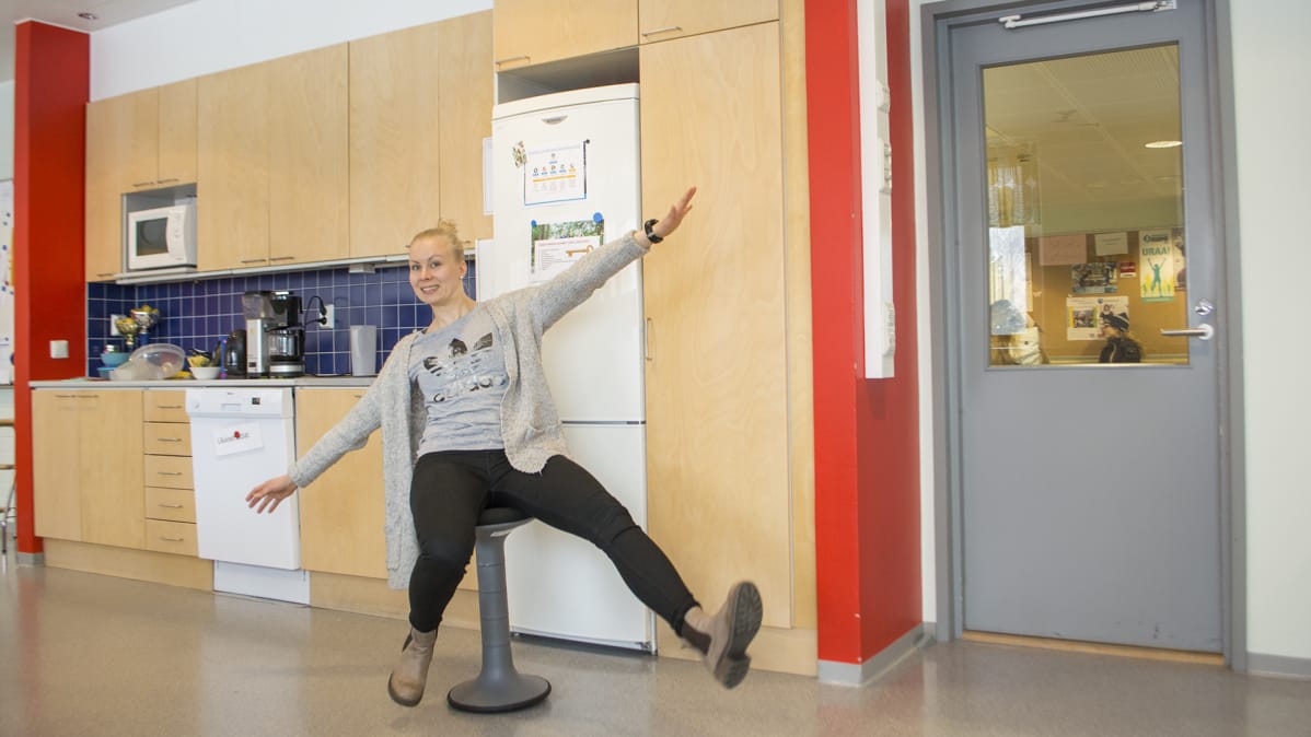 Liikunnanopettaja Ella Riekkinen hakee tasapainoa tasapainotuolilla.