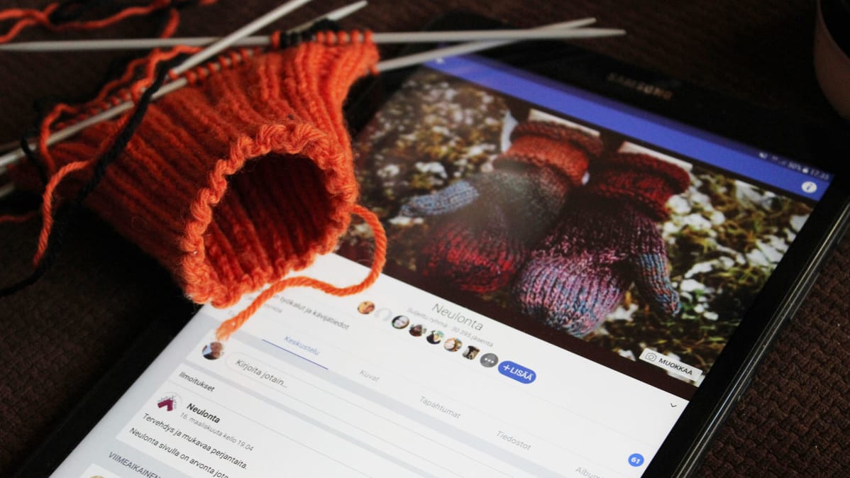 Tabletilla facebook auki, vieressä keskeneräinen käsityö