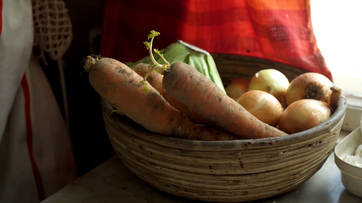 Talven juurekset Marketta Horn saa luomutilalta, jossa käy keväisin ja syksyisin talkootöissä.