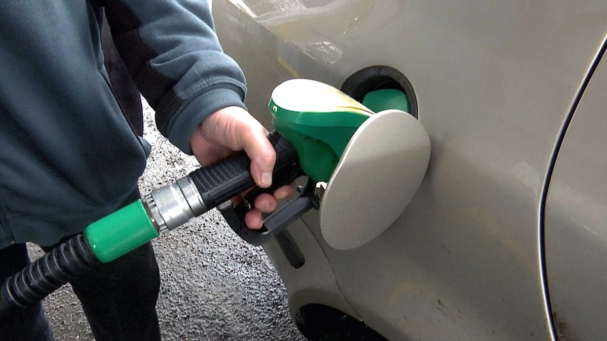 Jos epärehellinen tankkaaminen lisääntyy, huoltamo joutuu asentamaan lukot polttoainemittareihin.