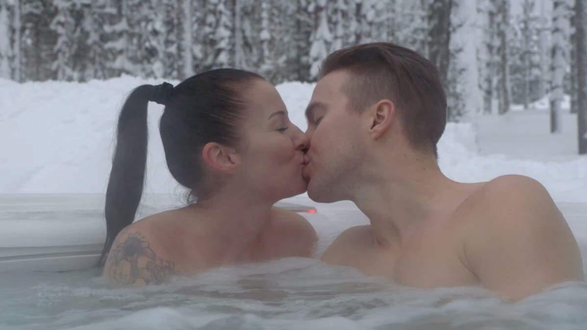 Tea Latvala ja Aki Mikkola kylpevät paljussa