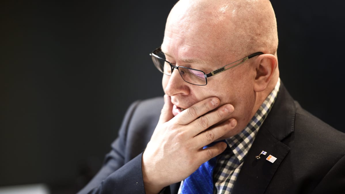 Työministeri Jari Lindström.