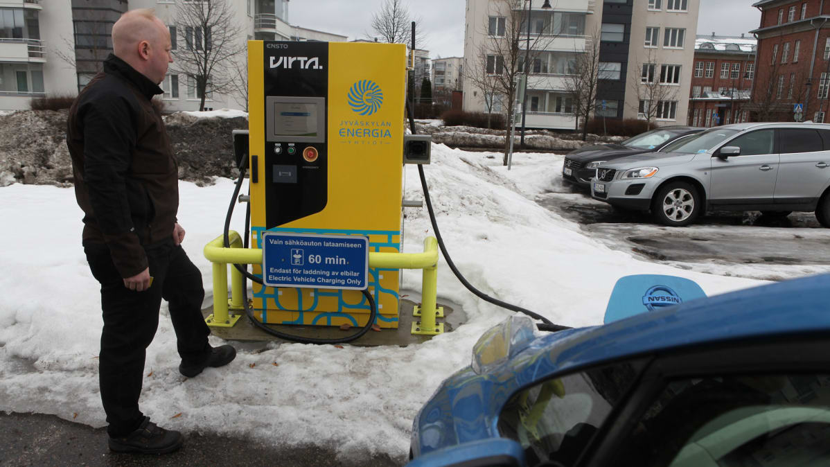 Mikko Huikko lataa sähköautoaan.