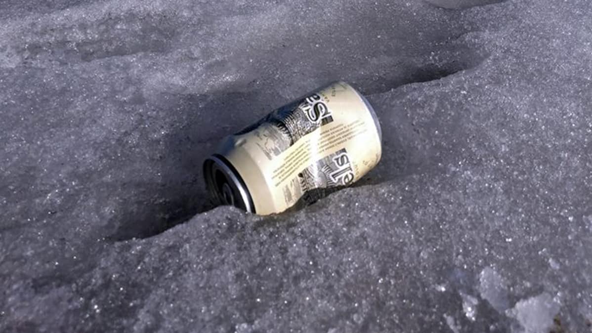 Oluttölkki pellolla
