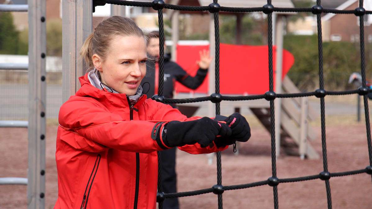 Nainen jumppaa leikkipuistossa