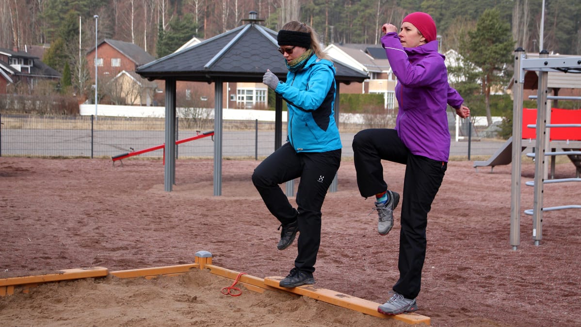 Naiset jumppaavat leikkipuistossa