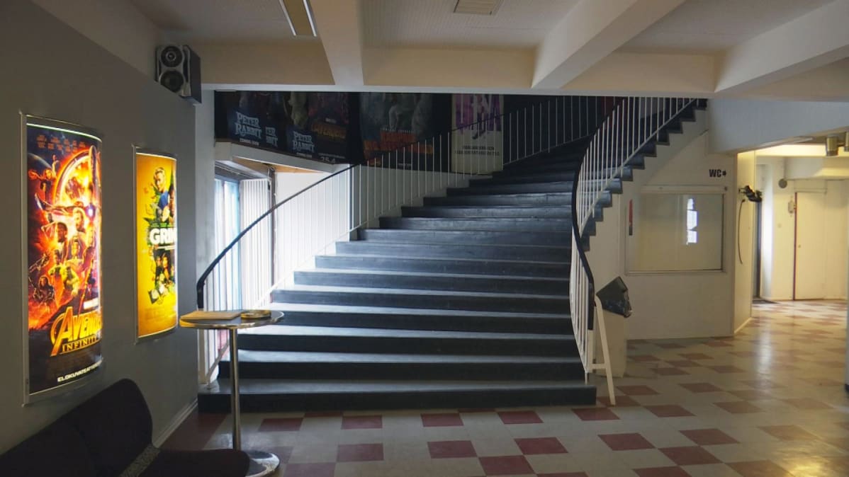 Maakuntatalon portaikko ja ala-aula 2018.