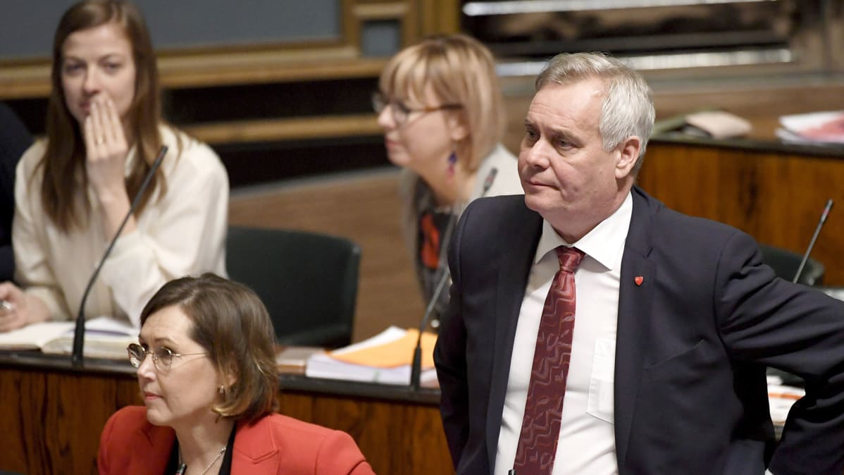 Opposition edustajat, Li Andersson, Tuula Haatainen, Aino-Kaisa Pekonen ja Antti Rinne eduskunnan suullisella kyselytunnilla maaliskuussa 2018.