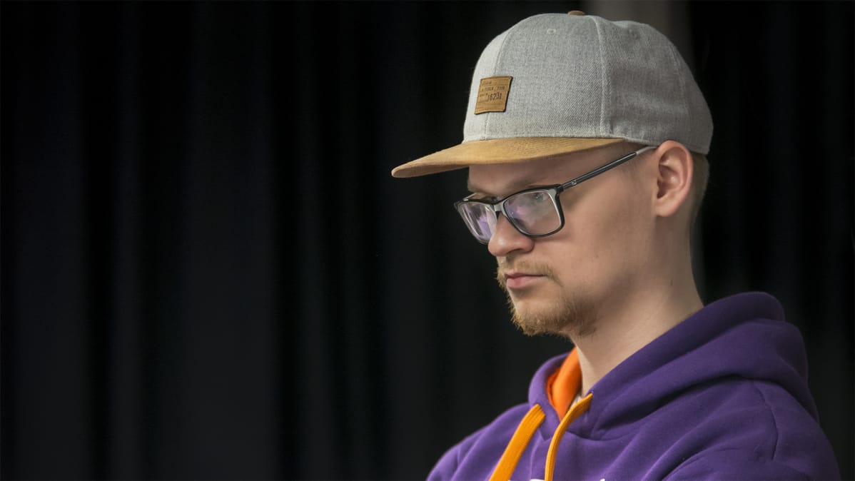mies katsoo tietokonetta