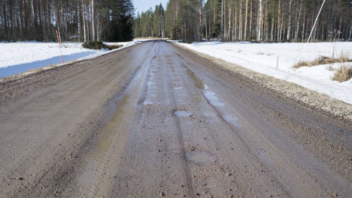 Päällystämätön tie.