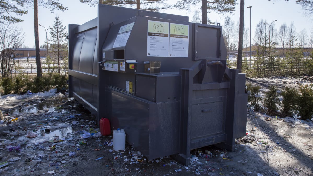 Muovinkeräyspiste kauppakeskuksen parkkipaikalla.