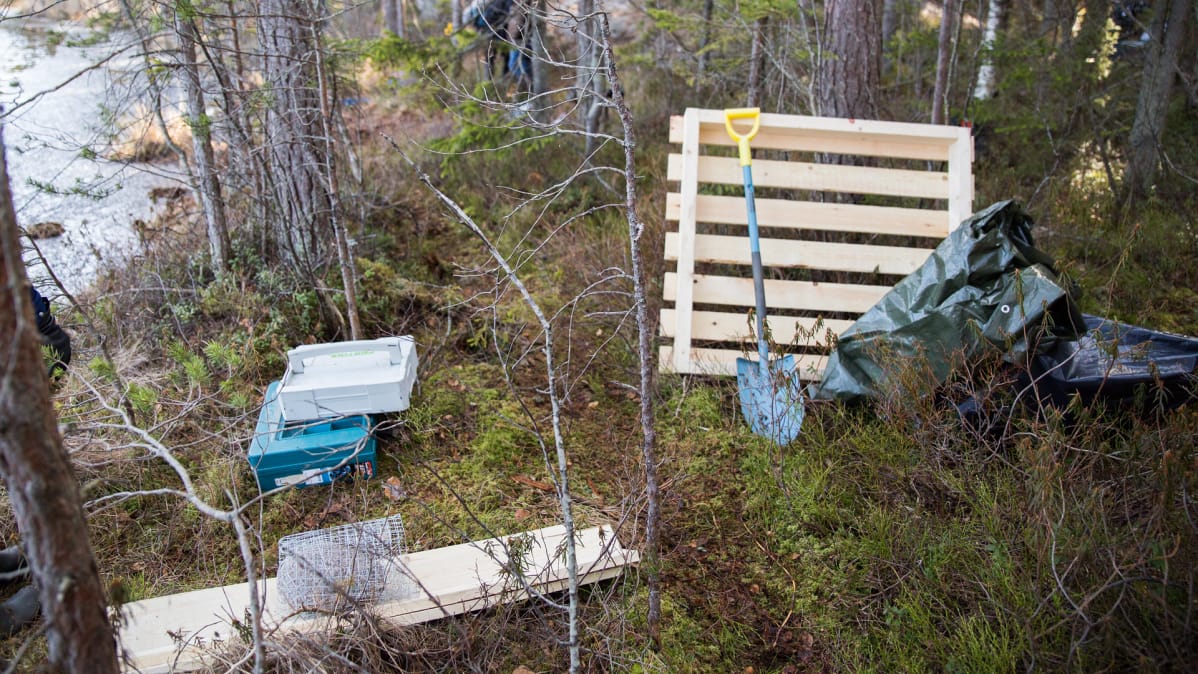 Kaakkurilautan rakennustarvikkeita maassa.