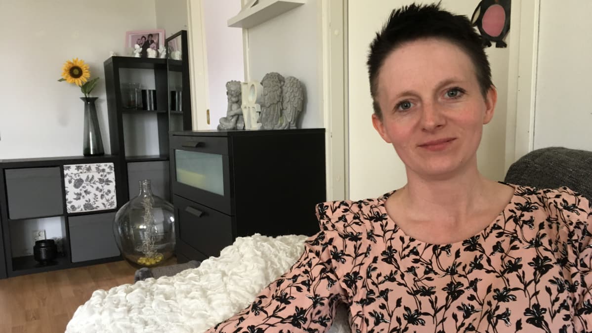 Linda Kyllöinen auttaa tulipalon uhreja