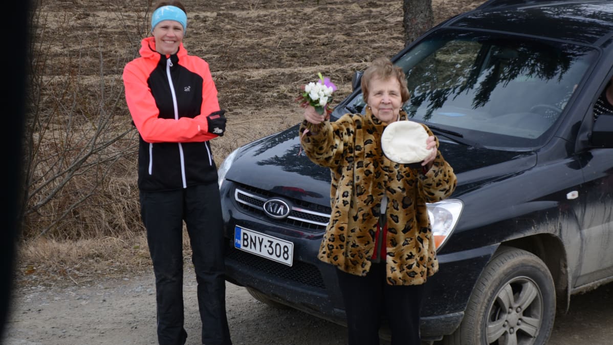Ohikulkijoita seuraamassa Maaningan traktorimarssia