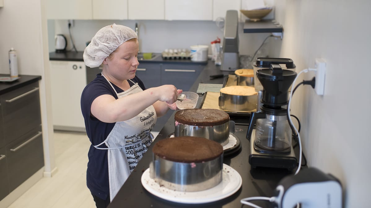 Ruusa-Mari Höyhtyä tekee kakkuja.