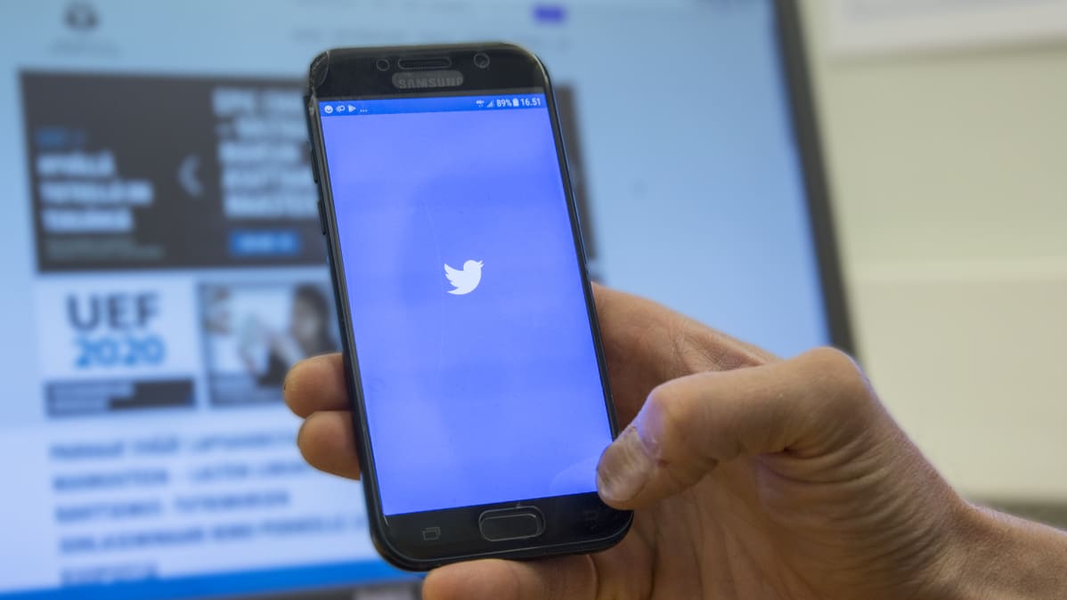 Twitter-logo puhelimen näytöllä.