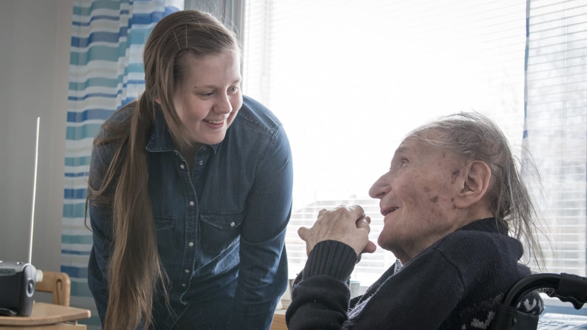 22-vuotias Johanna Pihlajamaa ja 92-vuotias Olavi Kettunen asuvat vierekkäisissä yksiöissä rovaniemeläisessä Saarenkodissa.