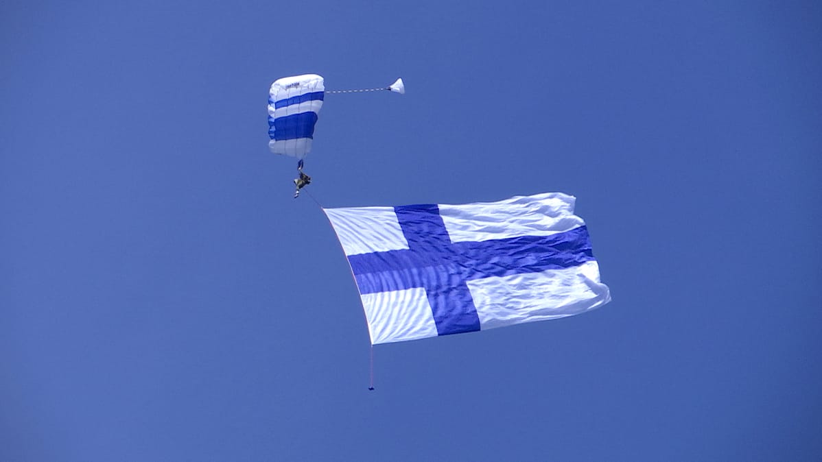 Suomen lippu taivaalla