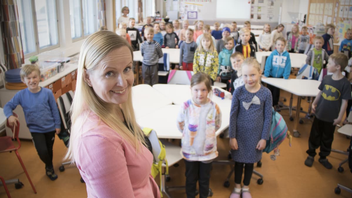 Luokanopettaja Sari Elokivi ekaluokkalaisten kanssa.