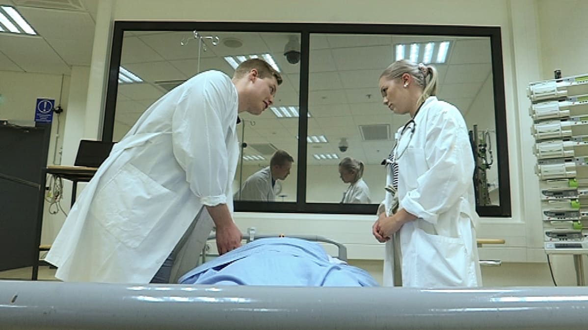 Simo Sarimo ja Salla Valkkio Tampereen yliopiston opetustiloissa