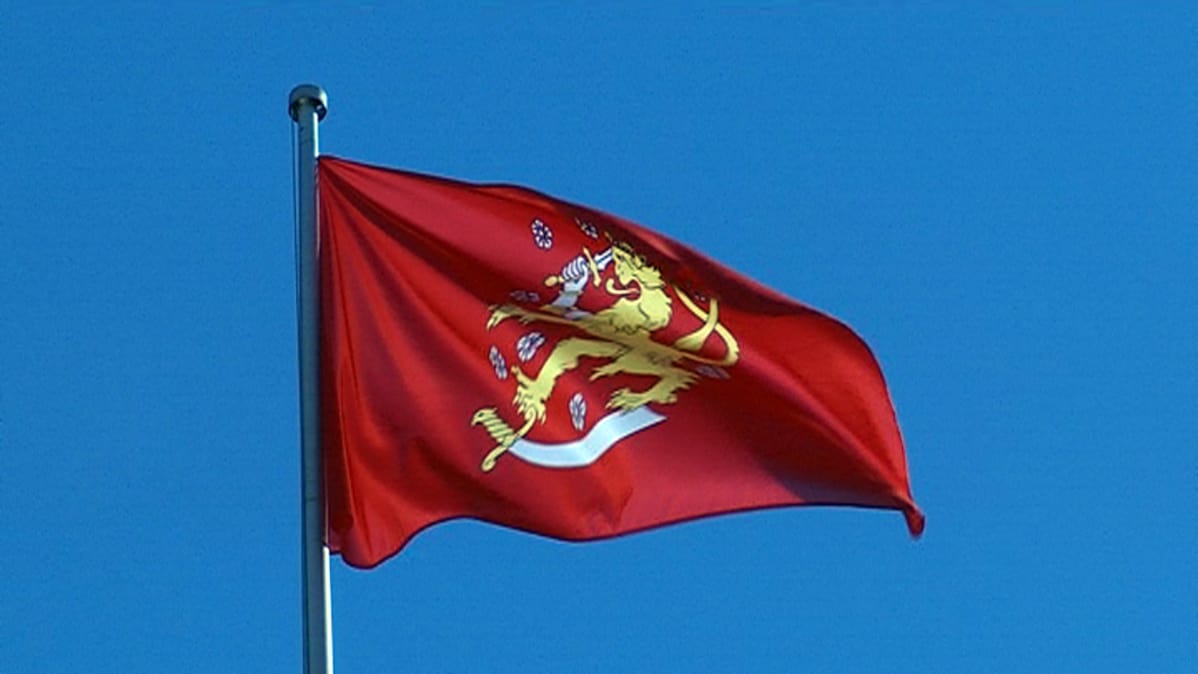 Punakeltainen leijonalippu liehuu Haminan Lipputornin yllä toukokuun lopulle asti.